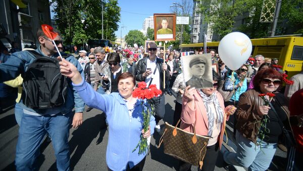 La marcha del Regimiento Inmortal en Kiev - Sputnik Mundo