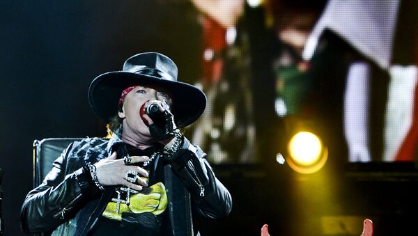 Axl Rose (L) and Angus Young (on the screen on top) of Australian Rock band AC/DC perform in Lisbon on May 7, 2016. - Sputnik Mundo