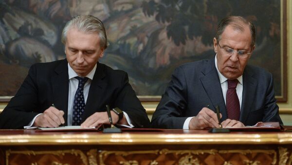 El jefe de Gazprom Neft, Alexandr Diúkov, y canciller ruso, Serguéi Lavrov, firmando un acuerdo de cooperación en la industria energética - Sputnik Mundo
