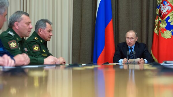 Presidente de Rusia, Vladímir Putin, durante la reunión con los jefes del Ministerio de Defensa ruso - Sputnik Mundo