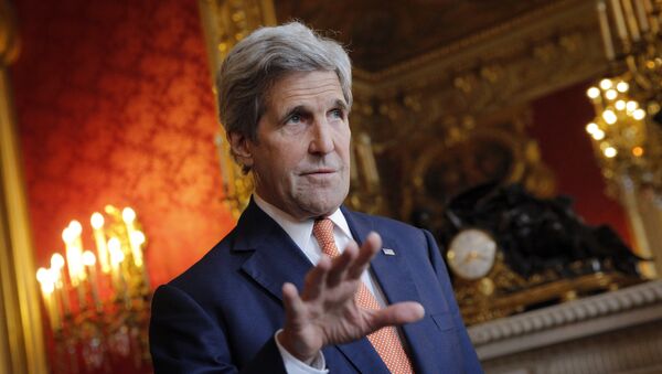 U.S. Secretary of State John Kerry speaks to journalists before a meeting with French Foreign minister Jean-Marc Ayrault, in Paris, Monday, May 9, 2016 - Sputnik Mundo