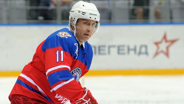 Putin participa en un encuentro de exhibición de hockey hielo en Sochi - Sputnik Mundo
