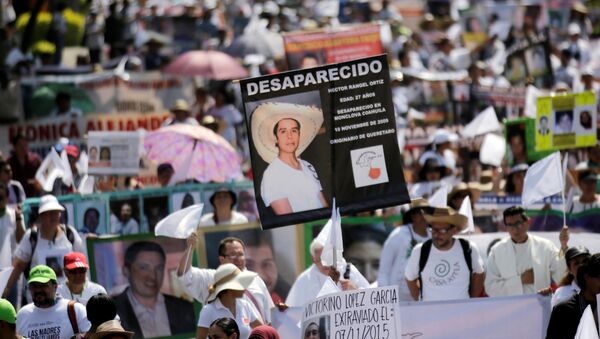 Madres y familiares con las fotos de las personas desaparecidas durante la marcha en el Día de la Madre en la Ciudad de México - Sputnik Mundo