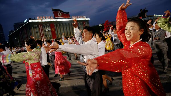 Los habitantes de Pyongyang bailan (archivo) - Sputnik Mundo