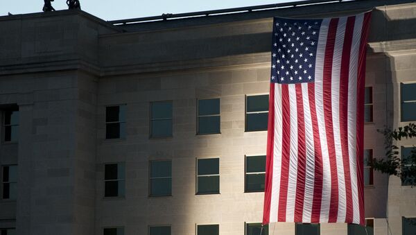 A U.S. flag is draped on the side of the Pentagon, Friday, Sept. 11, 2015 - Sputnik Mundo