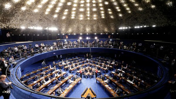 Members of Brazil's Senate, in favor and against the impeachment of President Dilma Rousseff participate in the debate leading up to the voting in Brasilia, Brazil - Sputnik Mundo