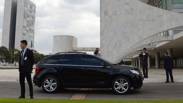 Dilma Rousseff llega en carro al Palacio presidencial de Planalto en Brasilia - Sputnik Mundo
