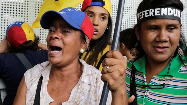 Participantes de la marcha por el referéndum revocatorio en Venezuela, 11 de mayo 2016 - Sputnik Mundo