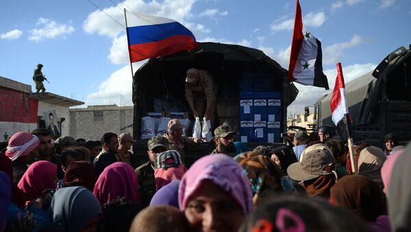 Раздача российской гуманитарной помощи населению Сирии - Sputnik Mundo
