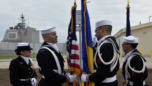 US Army personnel stand with the Romanian and the US flag during an inauguration ceremony of the US anti-missile station Aegis Ashore Romania (in the background) at the military base in Deveselu, Romania on May 12, 2016. - Sputnik Mundo