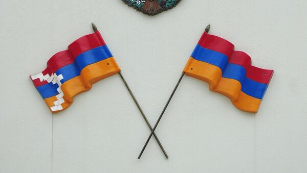 Banderas de Nagorno Karabaj y Armenia - Sputnik Mundo