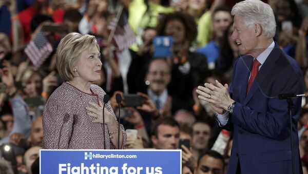 Bill y Hillary Clinton - Sputnik Mundo