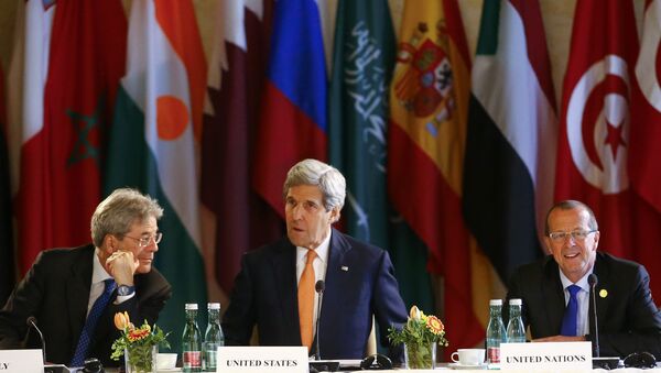 Ministro de Exteriores de Italia, Paolo Gentiloni, secretario de Estado de EEUU, John Kerry y Enviado de la ONU, Martin Kobler durante el encuentro ministerial sobre Libia - Sputnik Mundo