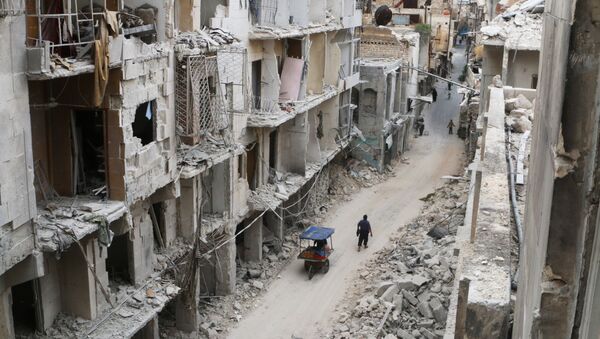 Residents walk near damaged buildings in the rebel held area of Old Aleppo - Sputnik Mundo