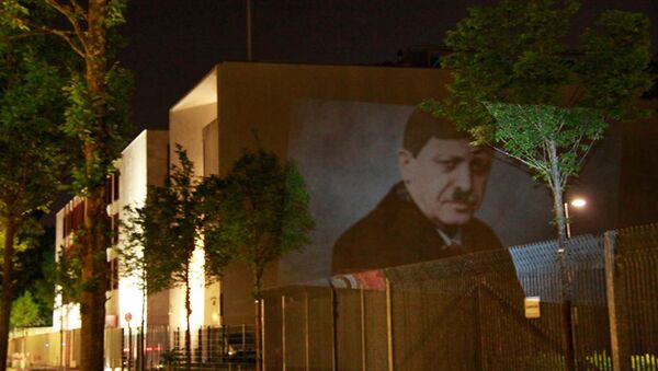 Protesta artística en el muro de la Embajada de Turquía en Berlin - Sputnik Mundo