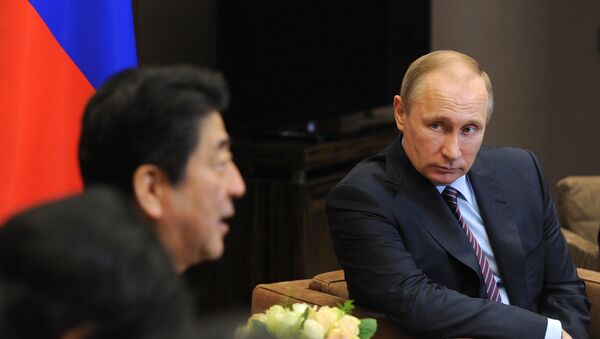 Encuentro del presidente de Rusia, Vladimir Purin, con el primer ministro de Japón, Shinzo Abe - Sputnik Mundo