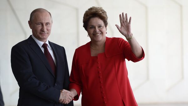 Vladímir Putin, el presidente de Rusia y la ex presidente de Brasil, Dilma Rousseff - Sputnik Mundo