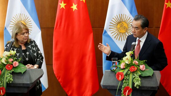 El canciller chino Wang Yi con su homóloga argentina, Susana Malcorra durante la reunión en Pekín - Sputnik Mundo