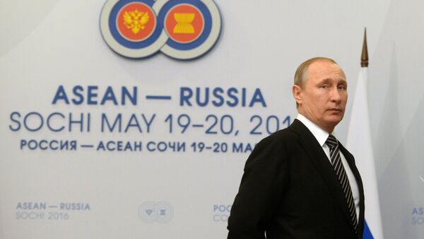 Vladímir Putin, el presidente de Rusia, en la cumbre de ASEAN en Sochi - Sputnik Mundo