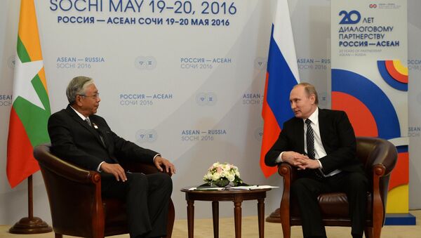 El presidente de Birmania, Htin Kyaw, y el presidente de Rusia, Vladímir Putin - Sputnik Mundo