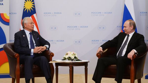 Primer ministro de Malasia, Najib Tun Razak y presidente de Rusia, Vladímir Putin - Sputnik Mundo
