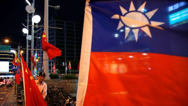 Banderas de Taiwán y China (archivo) - Sputnik Mundo