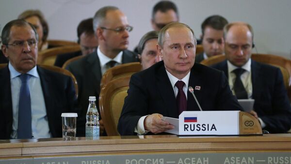 Vladímir Putin, el presidente de Rusia, durante la sesión plenaria de la cumbre de ASEAN - Sputnik Mundo