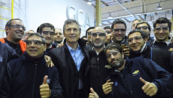 El presidente Mauricio Macri con los obreros en la planta de General Motors ubicado en Rosario - Sputnik Mundo