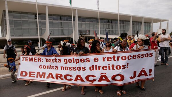 Unos 50 indígenas protestan contra Temer frente a la sede de la Presidencia en Brasil - Sputnik Mundo