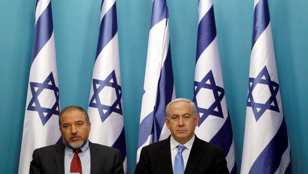 El jefe del Gobierno israelí Benjamín Netanyahu con Avigdor Lieberman - Sputnik Mundo