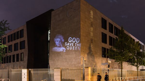La proyección God Save the Queen por el grupo alemán Pixelhelper en la fachada de la Embajada de Turquía en Berlín - Sputnik Mundo