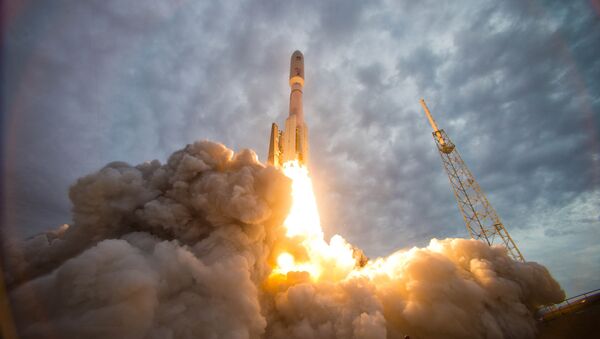 El lanzamiento de un cohete Atlas V que utiliza los motores rusos RD-180 - Sputnik Mundo