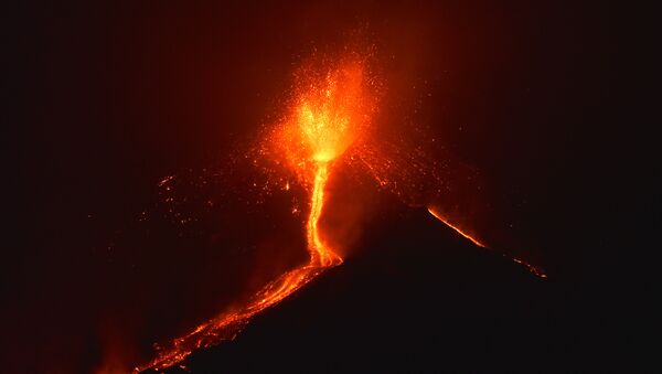 Erupción de un volcán (imagen referencial) - Sputnik Mundo