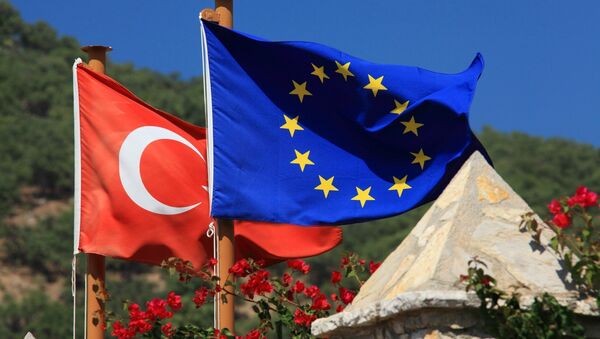 Banderas de Turquía y de la UE (archivo) - Sputnik Mundo