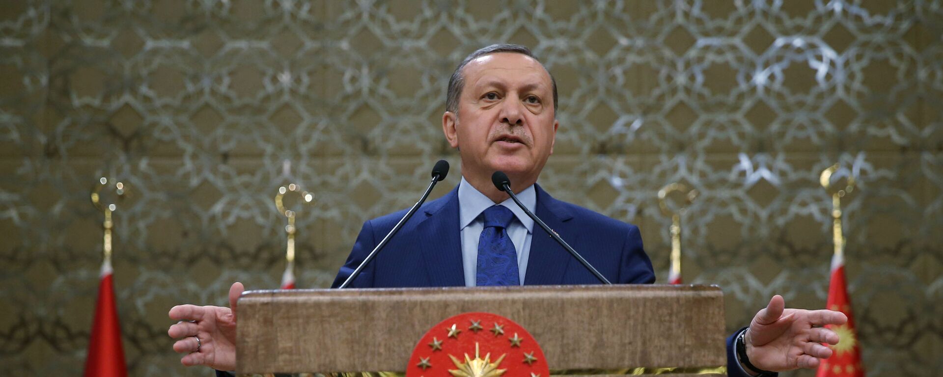 Turkish President Recep Tayyip Erdogan addresses a meeting of local administrators at his palace in Ankara, Turkey, Wednesday, March 16, 2016. Tayyip Erdogan says US and Russian weapons are ending up in the hands of the Kurdistan workers' Party, or PKK, which his country considers a terrorist organization - Sputnik Mundo, 1920, 19.05.2021