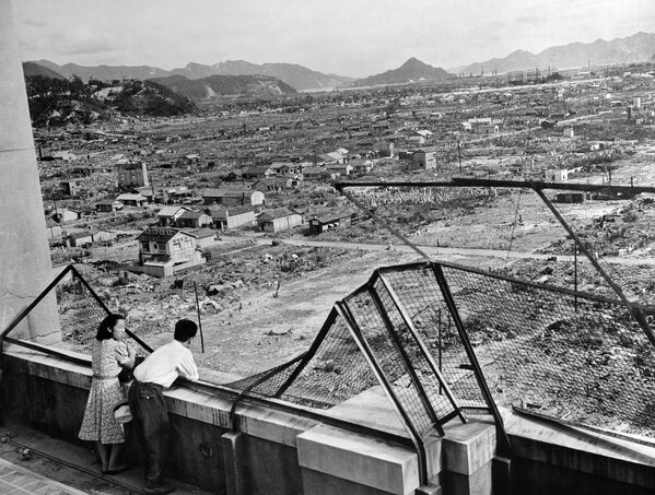 El 6 de agosto en Japón se conmemora a las víctimas del bombardeo de Hiroshima. La bomba atómica lanzada sobre la población civil en 1945, en un segundo les quitó la vida a 70.000 personas mientras que otras 60.000 murieron más tarde tras la agonía por las heridas, quemaduras y la radiación. Tres días después, el mismo destino lo sufrió Nagasaki. En la foto: la ciudad de Hiroshima tres años después del bombardeo atómico en agosto de 1945. - Sputnik Mundo