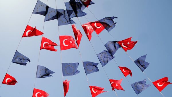 Las banderas turcas y de la UE - Sputnik Mundo