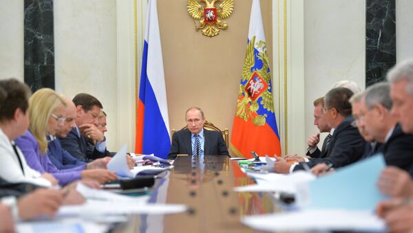 Vladímir Putin, presidente ruso en una reunión de la dirección del consejo económico - Sputnik Mundo