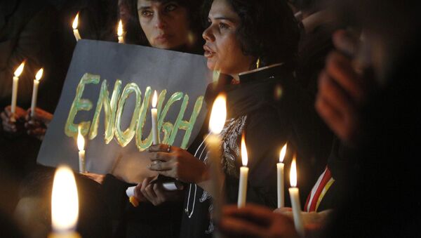Gente con velas en homenaje a las víctimas de los atentados en Pakistán (archivo) - Sputnik Mundo