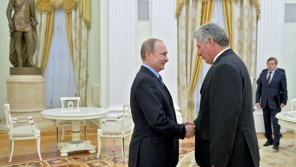 Presidente ruso, Vladímir Putin, y el líder cubano, Miguel Díaz-Canel (archivo) - Sputnik Mundo