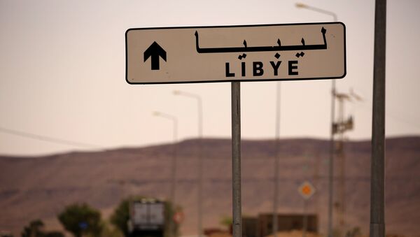 A road sign shows the direction of Libya near the border crossing at Dhiba, Tunisia April 11, 2016 - Sputnik Mundo