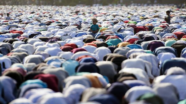 Los musulmanos durante la celebración del fin del mes Ramadán (archivo) - Sputnik Mundo