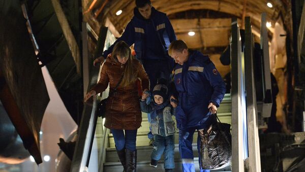 Un avión del Ministerio de Situaciones de Emergencia de Rusia con niños enfermos de Donbás (archivo) - Sputnik Mundo