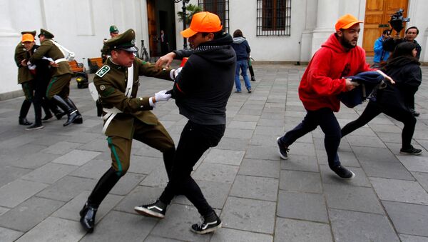 Protesta en Chile - Sputnik Mundo