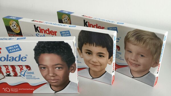 Las fotos infantiles de futbolistas de diferentes nacionalidades en los envoltorios de Kinder Chocolate - Sputnik Mundo