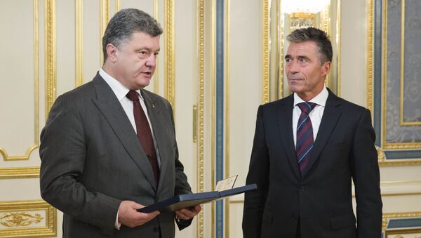 Petró Poroshenko, el presidente ucraniano, y Anders Fogh Rasmussen, ex secretario general de la OTAN. - Sputnik Mundo