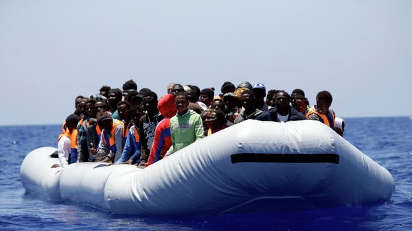 Migrantes en el mar Mediterráneo - Sputnik Mundo
