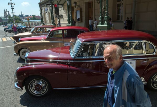 Clásica eterna: las leyendas de la industria automovilística recorren la capital rusa - Sputnik Mundo