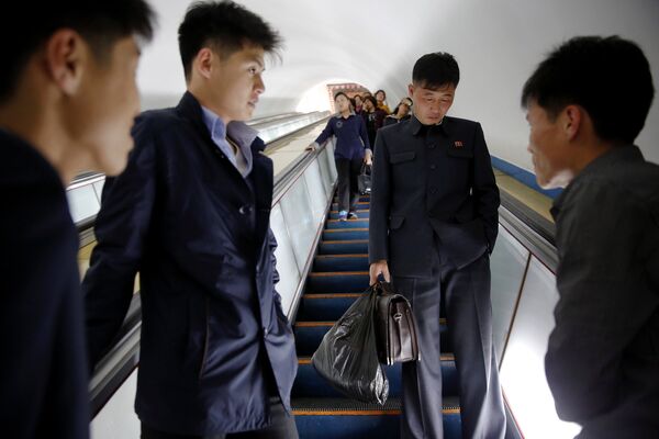 Una excursión por el metro de Pyongyang - Sputnik Mundo