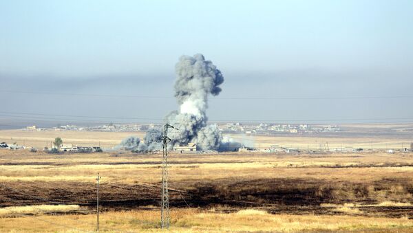 El humo después de ataque aeréo estadounidense cerca de Mosul, Irak (archivo) - Sputnik Mundo
